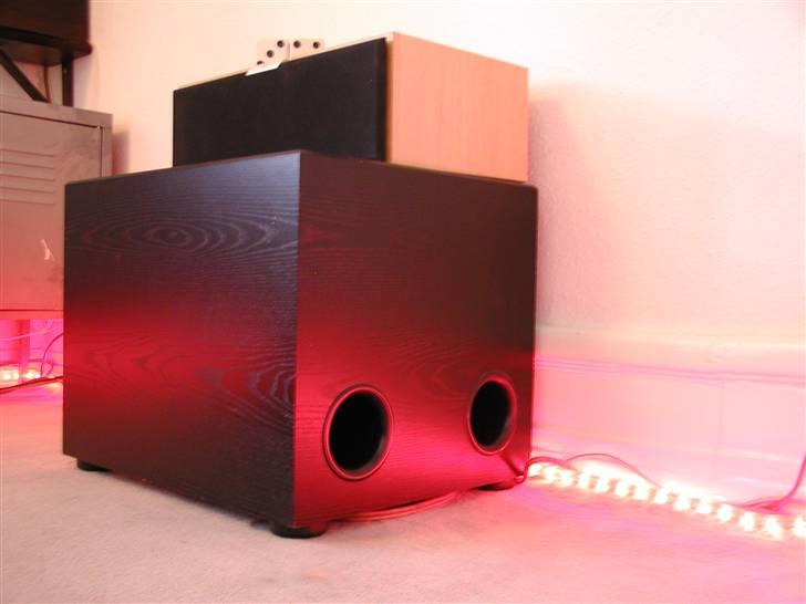 Hjemmebiograf v. Oskar Lenau - Paradigm subwoofer med en longtrownenhed, det er den subwoofer jeg bruger lige for tiden, den gør det udemærket... billede 6