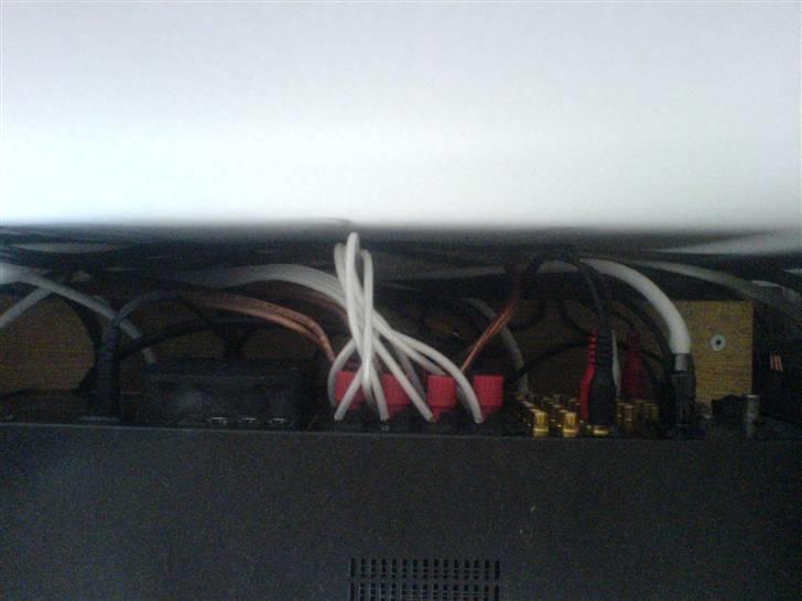 Hjemmebiograf Technics,Sharp,B&W - Billede taget oppefra og ned bag forstærker.. puha med kabler! billede 15