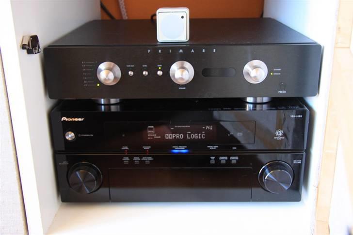 Hjemmebiograf Primare/Vienna stuen :-)  - Min NYE Pioneer VSX-LX60 og min nye forforstærker en pele fra Primare en PRE 30, den lille ovenpå styre lyset :-) billede 9