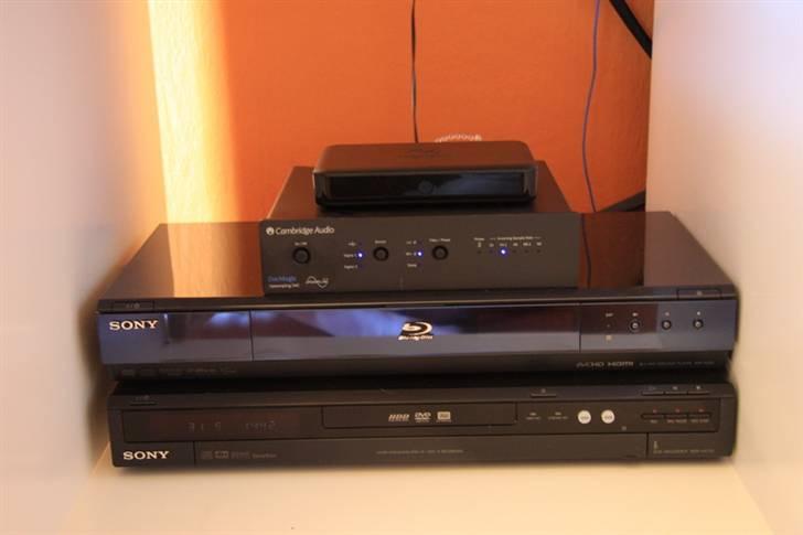 Hjemmebiograf Primare/Vienna stuen :-)  - Min Sony RDR-HX710 Harddiskoptager og ovenpå står min Blu-Ray en Sony BDP-S550 oven på det en Cambridge DacMagic og min Squeezebox billede 11
