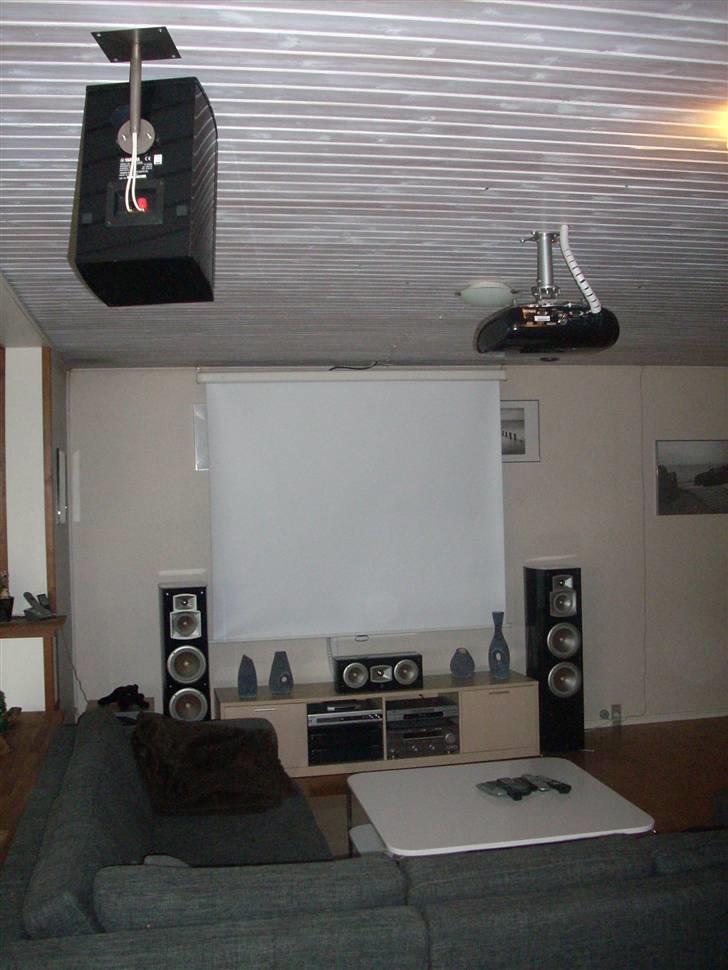 Hjemmebiograf 7.1 YAMAHA (old setup) - foto taget fra siden så man kan se det hele. projekteren hænger under sofaen, men man kan slet ikk høre den billede 3