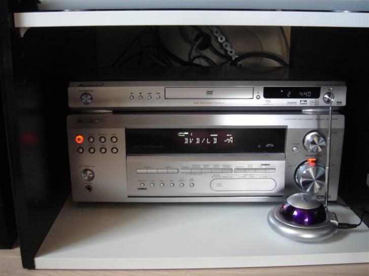 Hjemmebiograf Pioneer / Cerwin vega - Receiver og dvd til højre er modtageren til det lille batteri som sidder i fjernbetjeningen billede 5