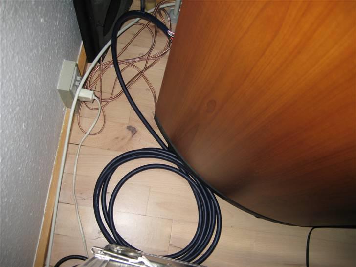 Musikanlæg CARVER - Bi-amp'et Jamo - DALI Blue wave - Det normale kabel er til baghøjtalerene billede 5