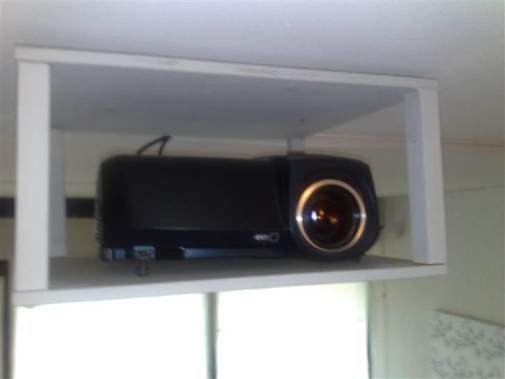 Hjemmebiograf FULL HD,THX2 Ultra EX 7.1 - Projektoeren under loftet i en utrolig "flot" hjemmelavet ophæng hehe billede 14
