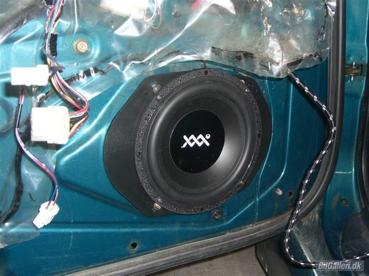 Bilstereo Mazda 323F BA - ESPL - 6,5" kickbass fra RE Audio billede 5