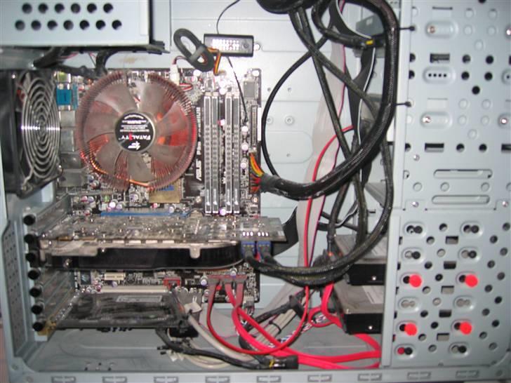 Computeranlæg NAD - Dali - Nederste del af kabinettet billede 4