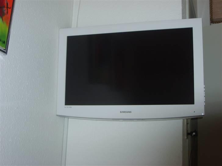 Hjemmebiograf Samsung - det nye 32 " hvide samsung i soveværelset.. ved godt vægen er for smal, men pyt :P billede 10