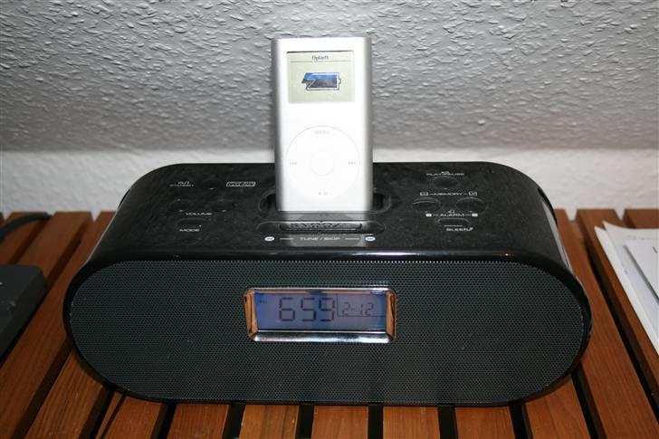 Computeranlæg Shizzle - Gammel iPod og Dock, med radio, som bliver brugt når man lige skal høre lidt P3 ;) billede 7