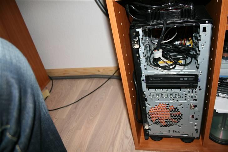 Computeranlæg Shizzle - PC1 - Det er vist bare bygselv :) mener det er 2,8ghz og en enkelt stang ram 1024mb :P billede 11