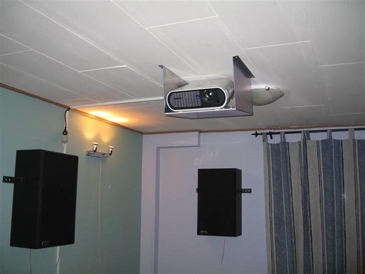 Hjemmebiograf Operatørens Hjemmebiograf - Sony´en i sit "custom made" ophæng (1,5mm plade og galvaniseret, vejer omtrent det samme som projektoren)... billede 10