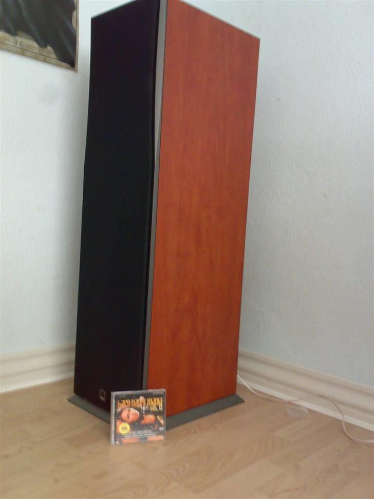 Musikanlæg NAD & Dali Concept - Concept 10 i forhold til cd-cover.  billede 1