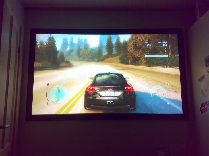 Hjemmebiograf 72" på 10 kvm værelse - Xbox 360 - NFS Undercover billede 1
