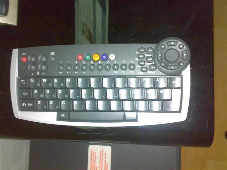 Hjemmebiograf 72" på 10 kvm værelse - Mit amitech tastatur med mus så man kan styre alt fra sofaen billede 12