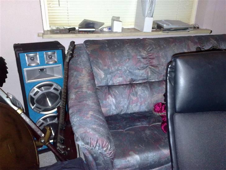 Computeranlæg på værelset - den gemmer sig lige i den anden side af værelset bag sofaen :D billede 14