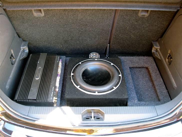 Bilstereo DLS i Corsa D - Sub og forstærker side om side. Mangler og montere en forstærker i den anden side. billede 4