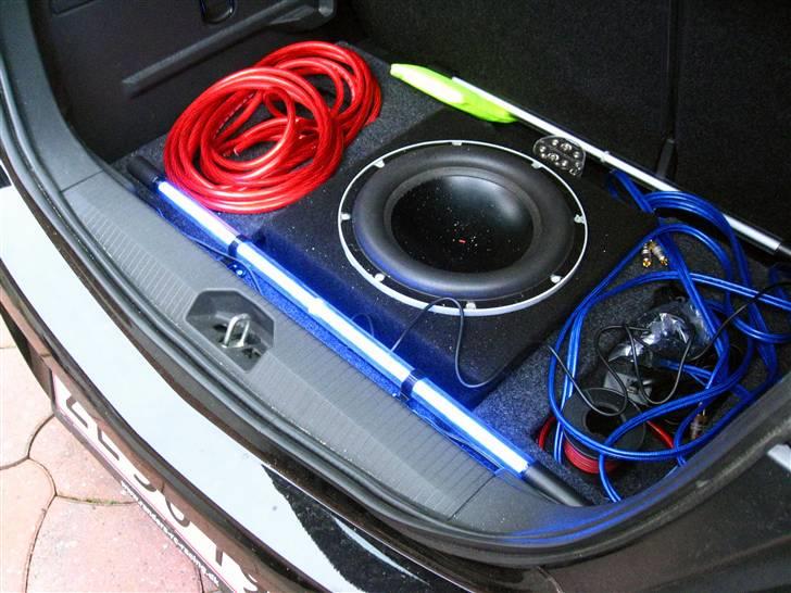 Bilstereo DLS i Corsa D - Bare lidt af de kabler, der skal holdes styr på. billede 5