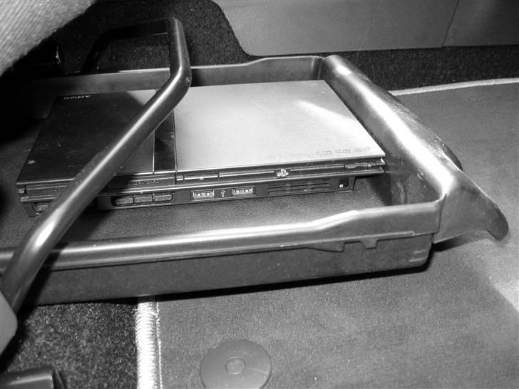 Bilstereo DLS i Corsa D - PS2 monteret under passagersædet. billede 9