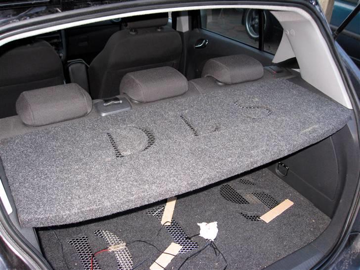 Bilstereo DLS i Corsa D - Sådan ser hattehylden ud. billede 13