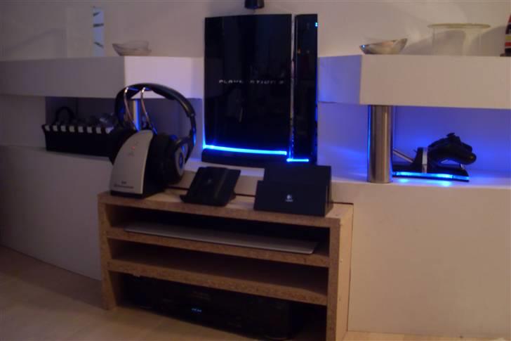 Hjemmebiograf Custom  hjemmebio - Center er lavet til at holde pc, tastatur, dvd m.v...work in progress.. billede 7