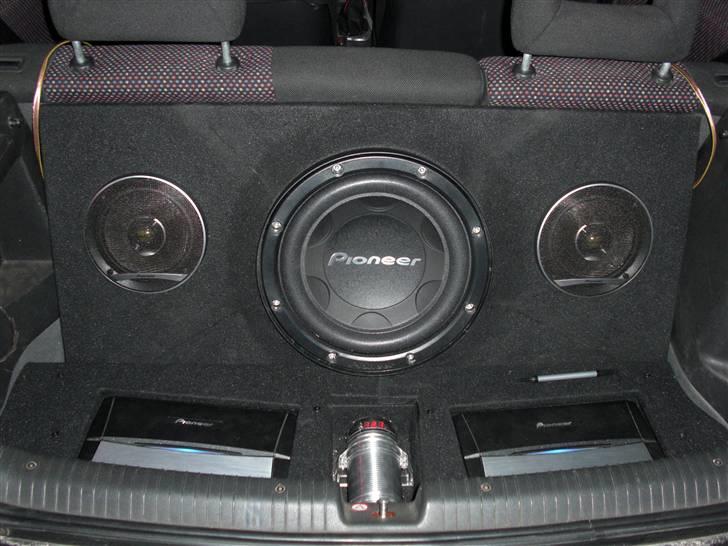 Bilstereo Komplet Pioneer Corsa B - Det er sådan at det kom til at se ud efter jeg fik mig taget sammen og fik det lavet færdigt! Der mangler dog nogle små ting i nu, men enden er nær!...    ;P billede 2