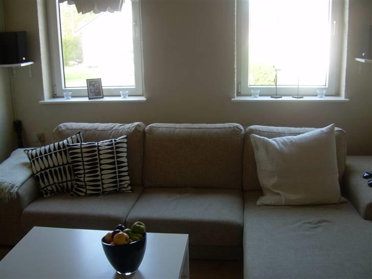 Hjemmebiograf Min lille stuebio(gammel) - Her har vi så King-size sofaen, som man sidder i når der skal ses TV og film :) billede 5