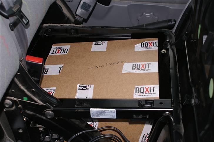 Bilstereo firmakassen med boom boom - et prøvekabinet lavet i 3mm masonit, tapet sammen med BOXIT pakketape billede 2