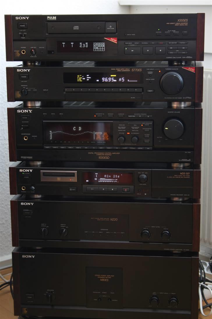 Musikanlæg Sony ES - Series (projekt - Hele anlægget Stablet ovenpå den nederste hylde, (bare for helheds indtryk) billede 13