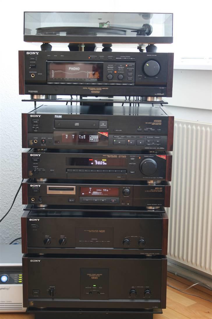 Musikanlæg Sony ES - Series (projekt - Hele anlægget sat op, dog er mit S4 kun et S3, da den ene hylde ikk er monteret billede 16