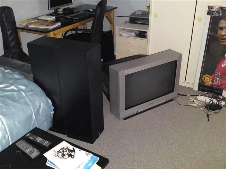 Musikanlæg Sony Og Dali - det gamle tv og højtalerene står efter at det er koblet fra, billede 5