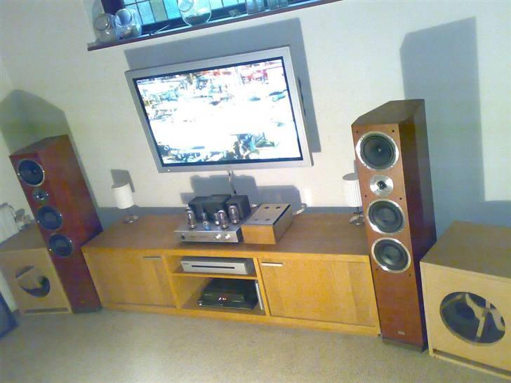 Musikanlæg nyt setup med rør - her ses de ½ færdige kasser til de nye mb.quart 12" subs.  billede 7