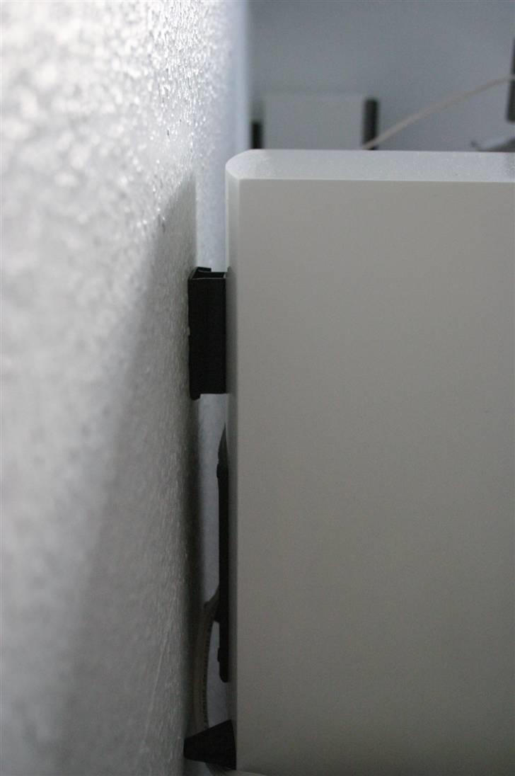 Hjemmebiograf Dali kompakt surround. - et billede af det smarte DALI Wall Bracket Lux, der er lavet revind på mentor 1erne. billede 4