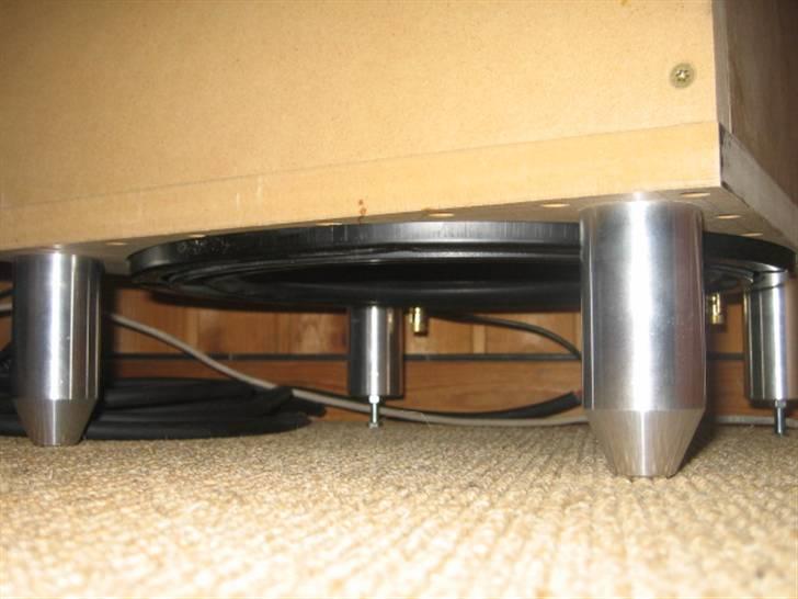 Musikanlæg Projekt hi-end! igang - Bunden af den ene subwoofer, der kommer så en flise under til gavn for både lyden og underboen:-) billede 7