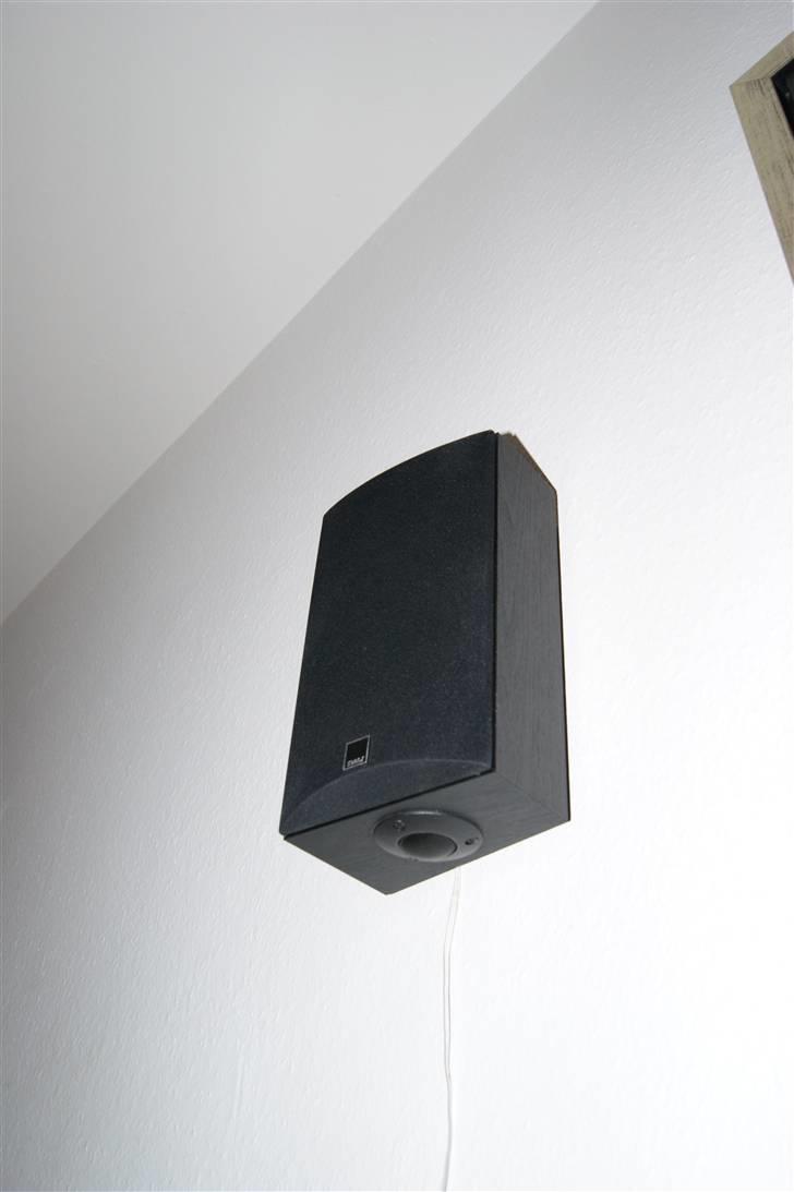 Hjemmebiograf Nyt Setup i min Lejlighed - De fede Dali Baghøjtalere med Justerbar diskant, genialt når de hænger tæt på sofaen billede 7