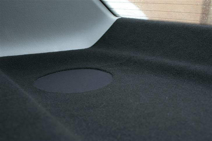 Bilstereo DLS vintervogn - hattehylde med ny filt på og pæne huller til bagagerummet for at bassen kommer ind i kabinen billede 6