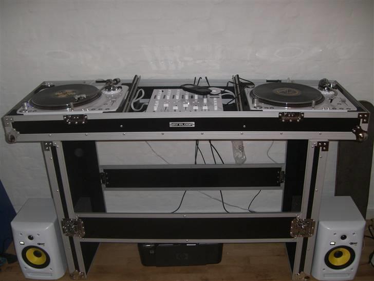 Diskoteksanlæg + studie - Her ses hele mit turntable setup. der mangler dog nogle lister som vil være der næste gang jeg opdaterer mine billeder :) billede 1