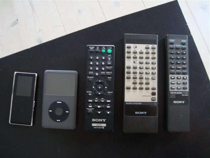 Musikanlæg                   Sony ES - Remotes fra højre: CD, Amp, DVD billede 16