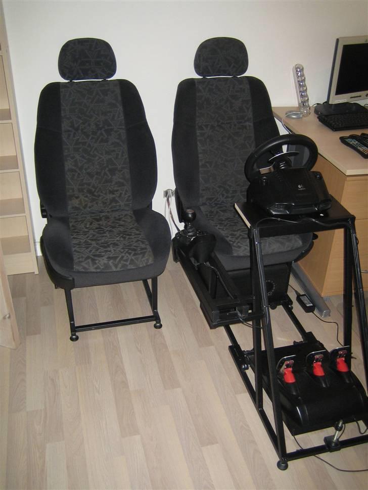 Hjemmebiograf Gaming setup / Hjemmebio - Racesetup, består af Logitech G25 på en hjemmebygget ramme og to forsæder fra en Opel Vectra B billede 3