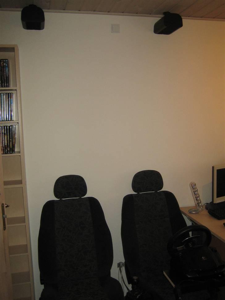 Hjemmebiograf Gaming setup / Hjemmebio - Baghøjtaler, måske ikke den bedste placering af højtalere, men eneste mulighed på den begrænsede plads. billede 4
