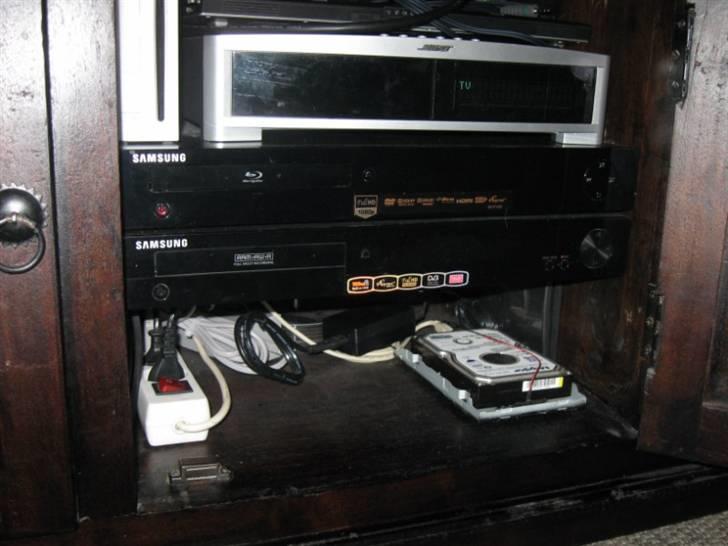 Hjemmebiograf LG 60" - Her gemmer de sig: BOSE 3-2-1 GSX II, Samsung BD-1500, Samsung HR-773. billede 3