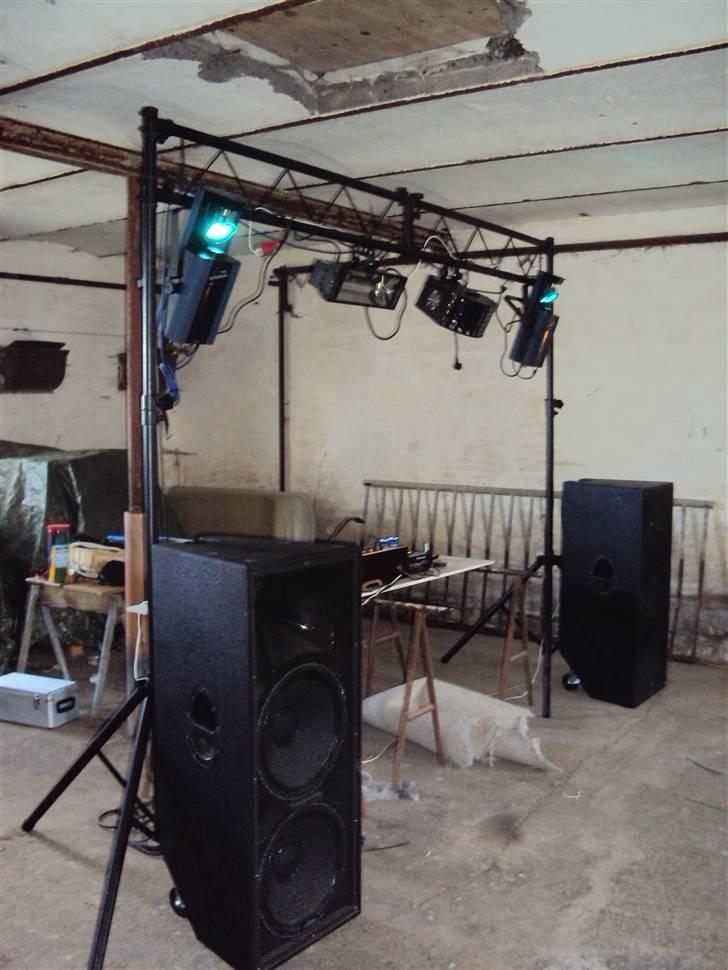 Diskoteksanlæg Mobildiscotek Bass'remake - Komplet Lys-setup set fra siden :) billede 2