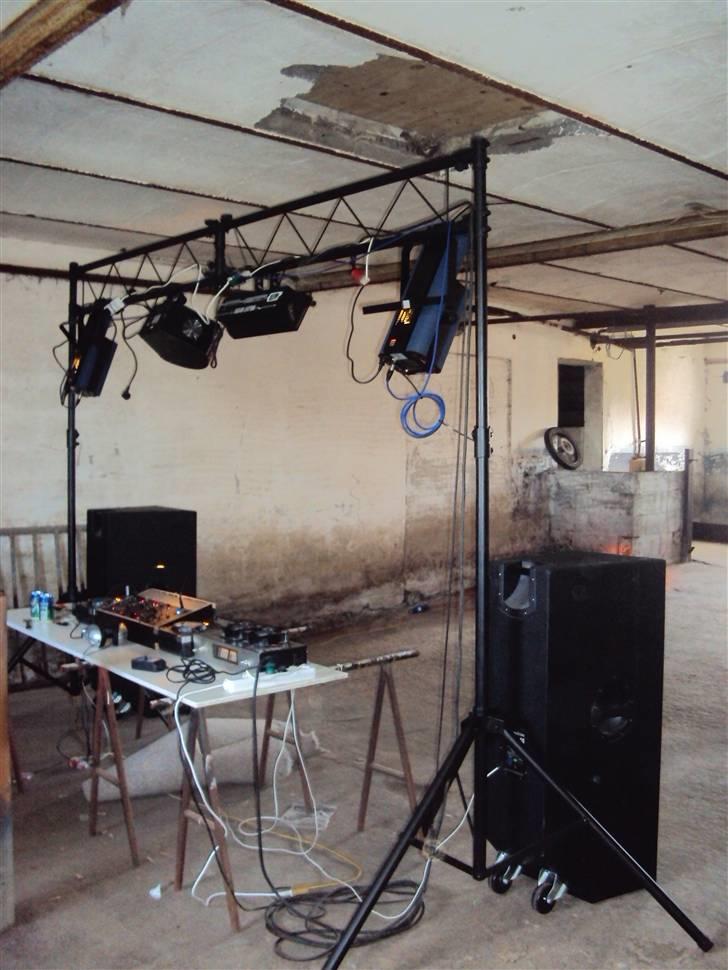 Diskoteksanlæg Mobildiscotek Bass'remake - Komplet lys-setup set bag fra :) billede 3
