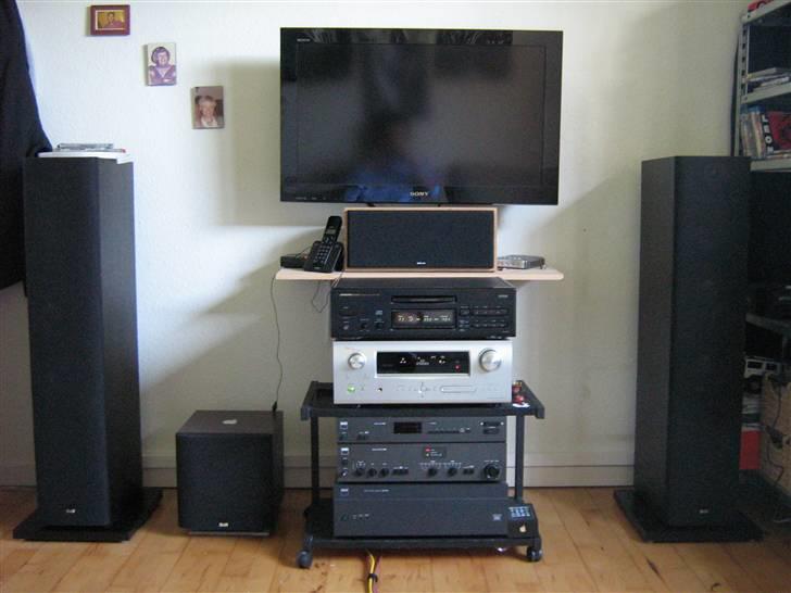 Hjemmebiograf Konfirmations bio 1.0 - hele setuppet med kabel bakker, for faen det pyntet gevaldigt... I Like Bowers & Wilkins billede 1