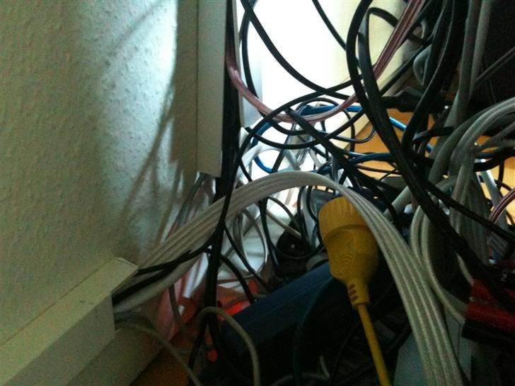 Hjemmebiograf Konfirmations bio 1.0 - bagside af det hele, kabel rod med kabel bakker hehe billede 5