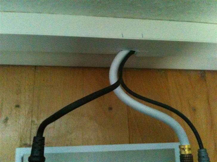 Hjemmebiograf Konfirmations bio 1.0 - Argon 5084S sub kabel, strøm og 12v trigger  - lavet hul i kabelbakken med en hæksaks LOL billede 11