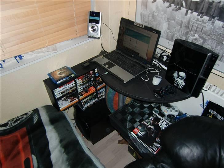 Musikanlæg LG 50" Z-5500 Digital 5.1 - Laptoppen der bliver brugt til film og net Radio så som SIRadio = Split Infinity Radio - Get Loud, Get Mental!  http://www.siradio.fm/ billede 9