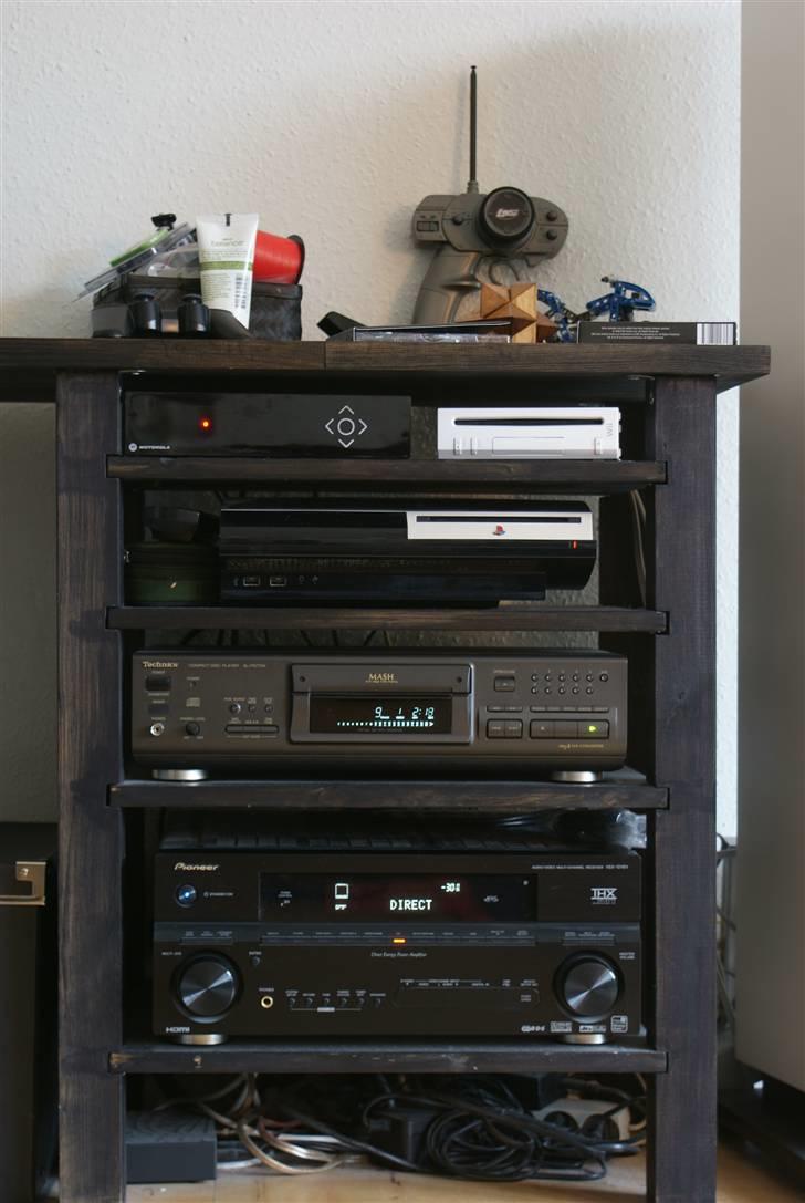 Hjemmebiograf SA Pioneer Kef - Alt elektronikken samlet i et hjemmelavet rack/skrivebord, min kæreste og svigerfar har stået for. billede 2