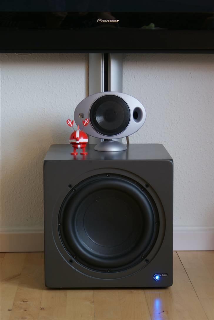 Hjemmebiograf SA Pioneer Kef - Hoptimisten danser når der bliver spillet højt nok. billede 3