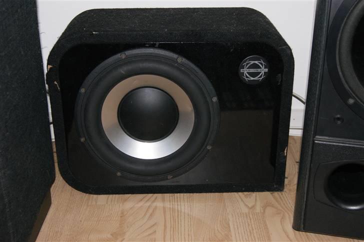 Musikanlæg JWS C81XLG/ SB / Peerless - Peerless XXLS 10´´ subwoofer i et lukket 20 liters kabinet fra BassWorx, som har fået sig nogle skrammer... billede 11