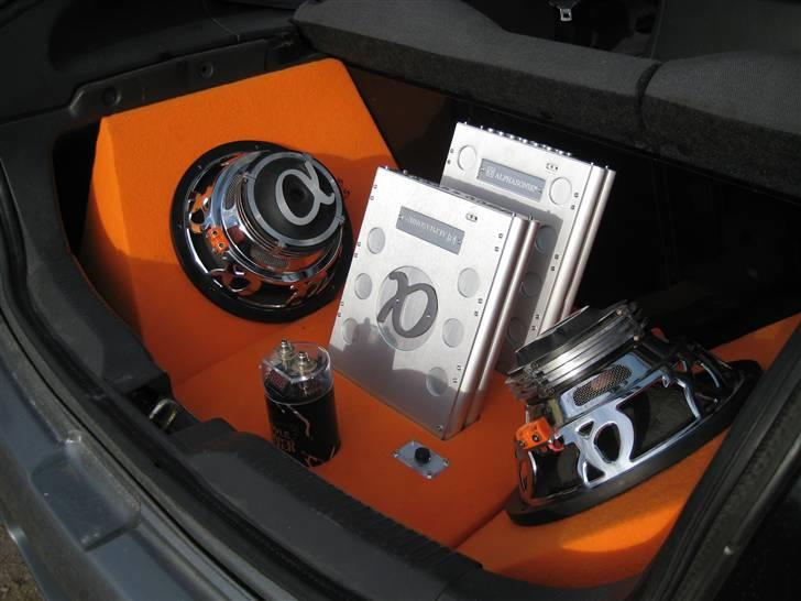 Bilstereo mazda 323c billede 3