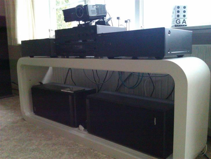 Musikanlæg Dali NAD stueanlæg. - Sony Center Silkeborg sponsorerede dette lækre HIFI møbel :) billede 6